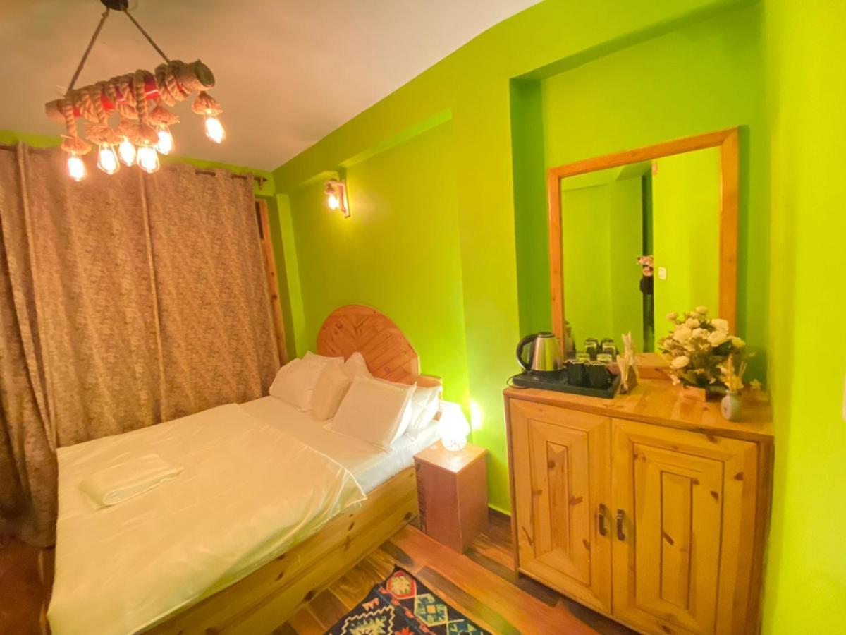 Attic Monkey Cafe & Rooms Manāli Esterno foto