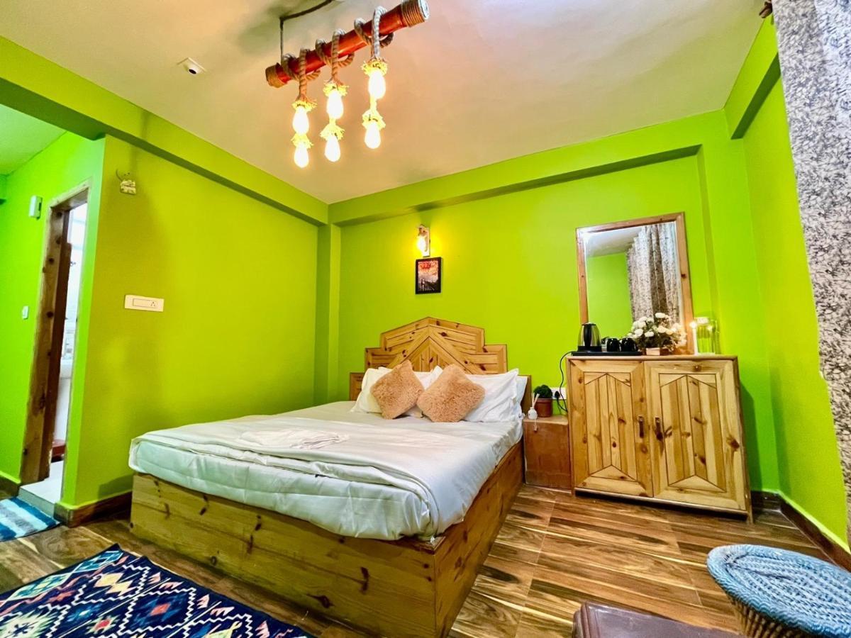 Attic Monkey Cafe & Rooms Manāli Esterno foto