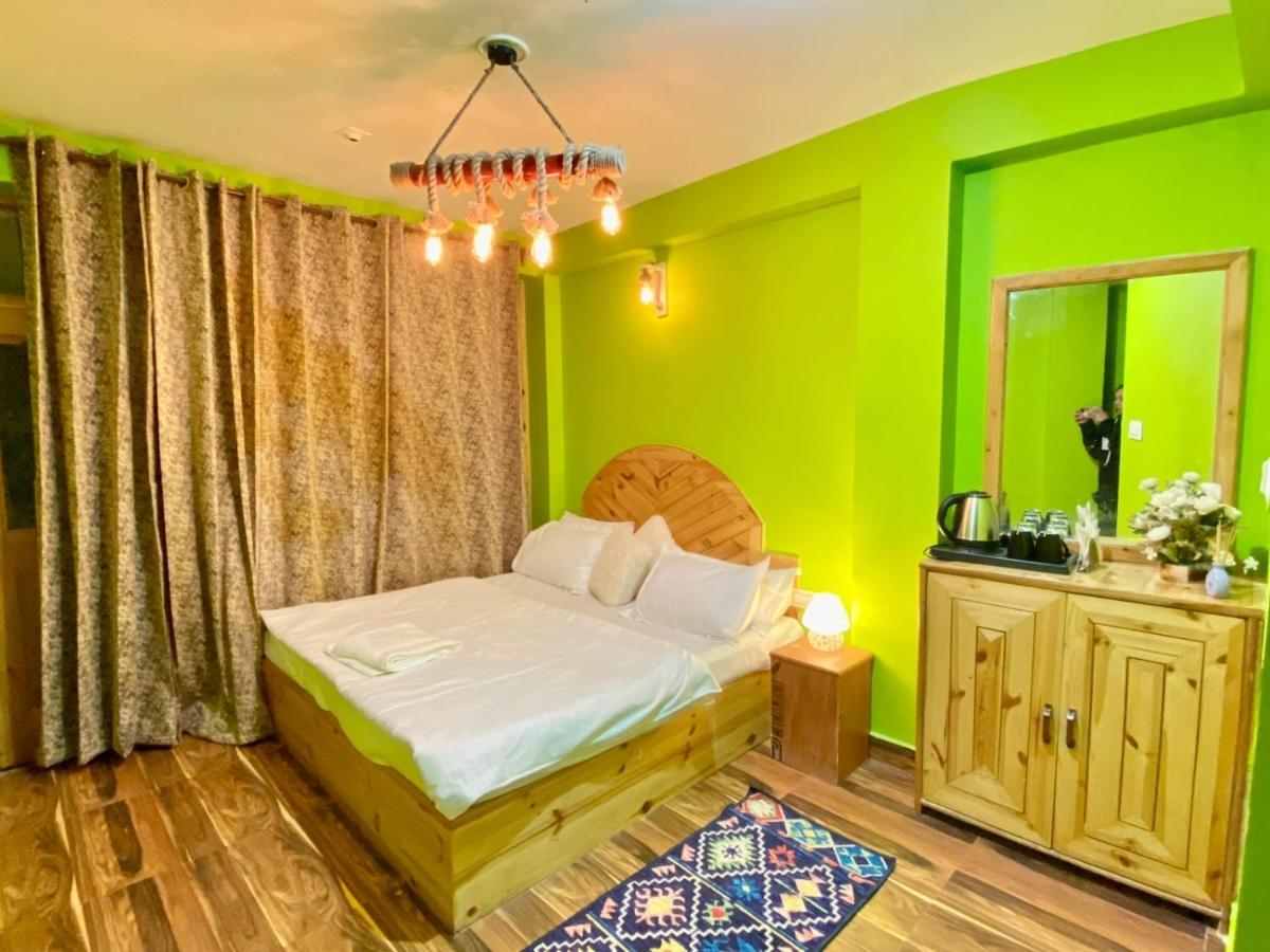 Attic Monkey Cafe & Rooms Manāli Esterno foto