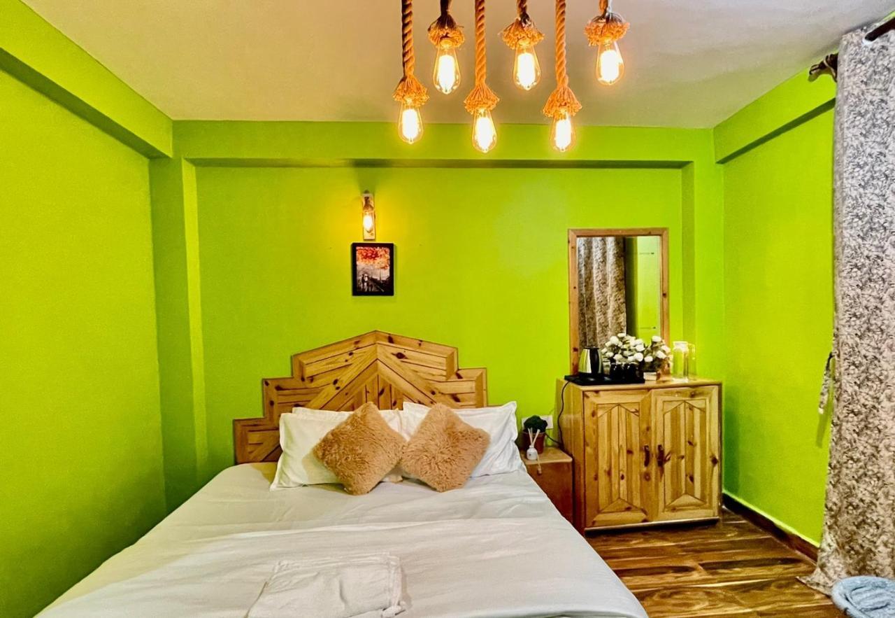 Attic Monkey Cafe & Rooms Manāli Esterno foto