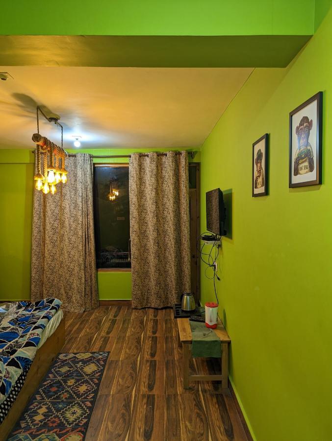 Attic Monkey Cafe & Rooms Manāli Esterno foto