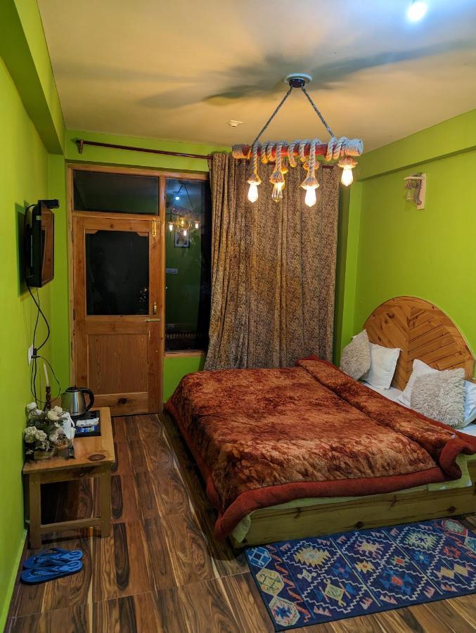 Attic Monkey Cafe & Rooms Manāli Esterno foto