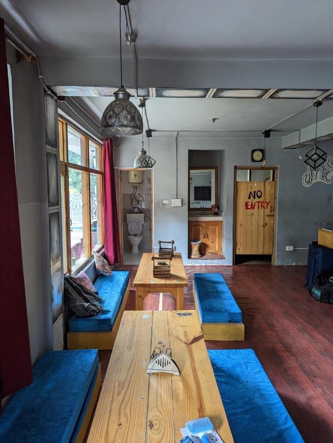 Attic Monkey Cafe & Rooms Manāli Esterno foto