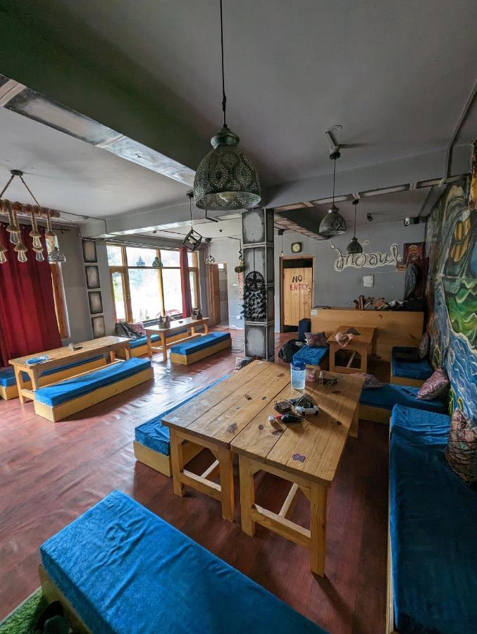 Attic Monkey Cafe & Rooms Manāli Esterno foto