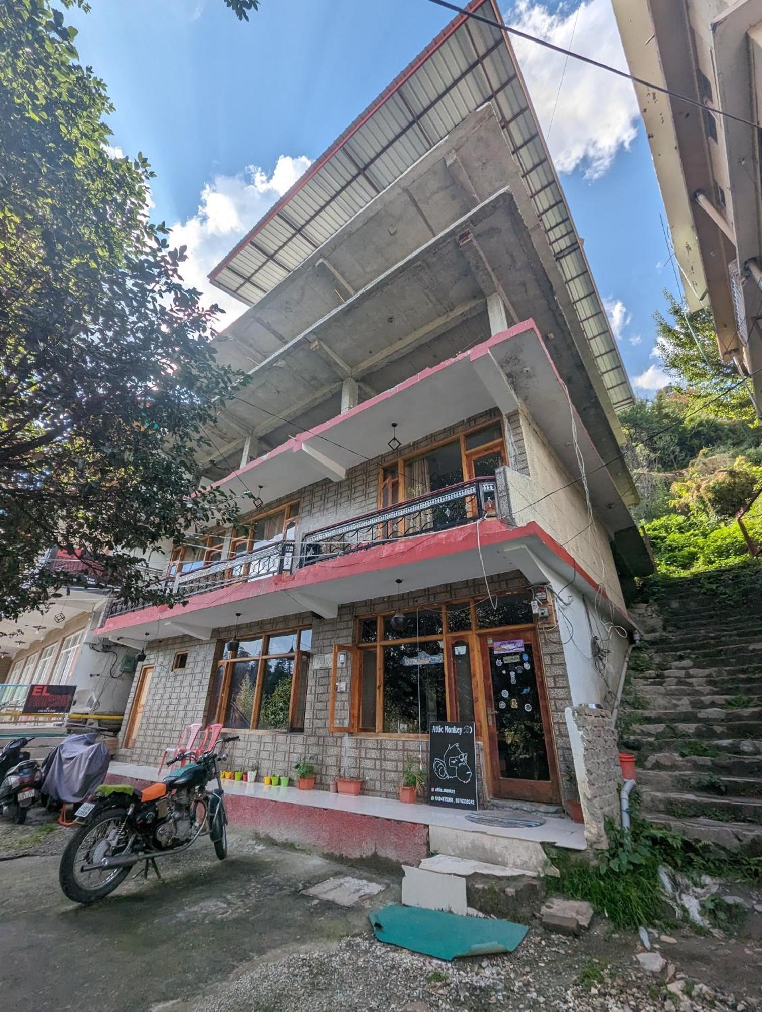 Attic Monkey Cafe & Rooms Manāli Esterno foto